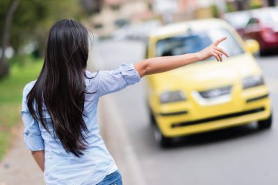 Segurança para mulheres viajando sozinhas de táxi.