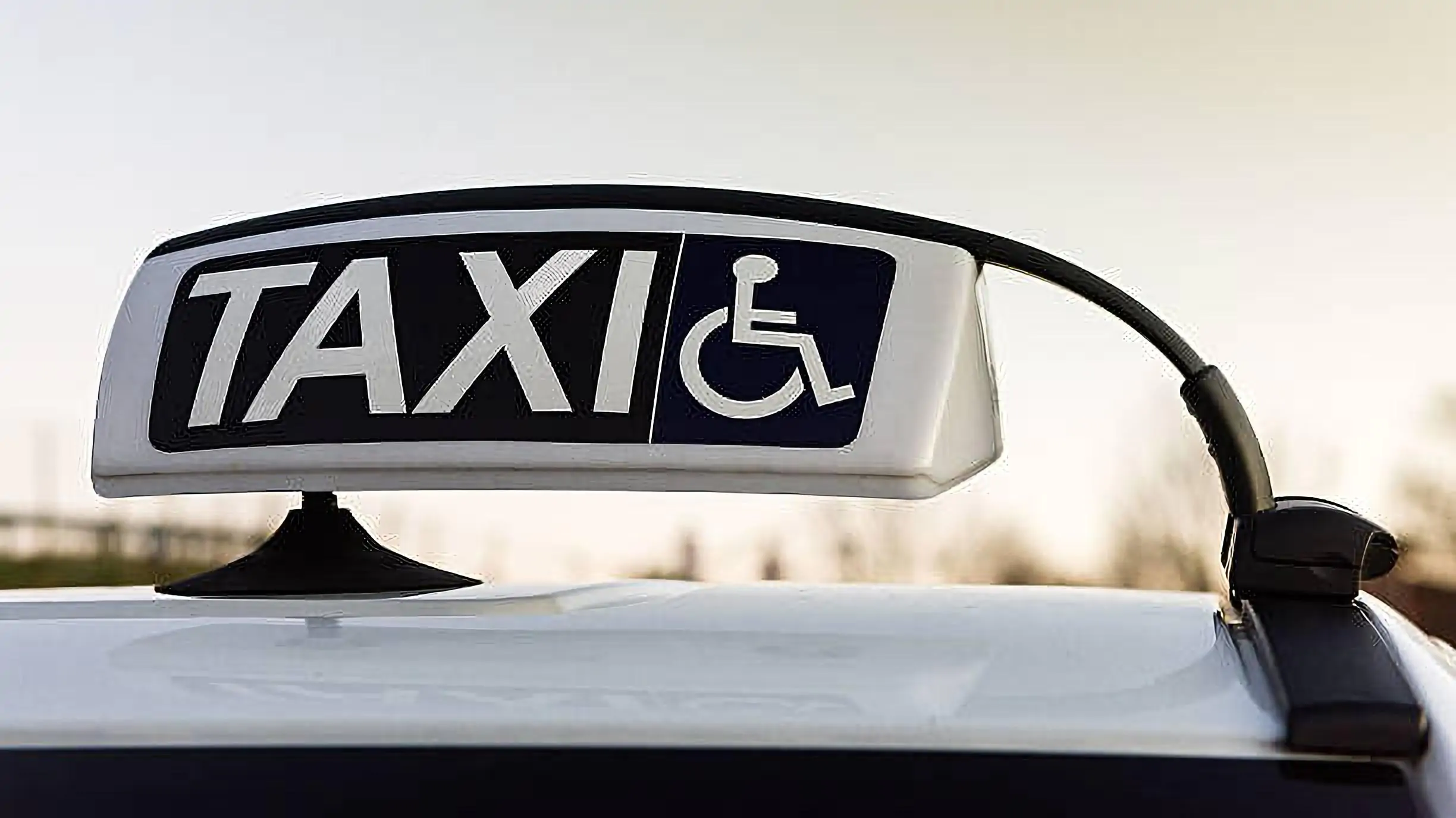 Táxi adaptado para pessoas com deficiência, com recursos de acessibilidade.